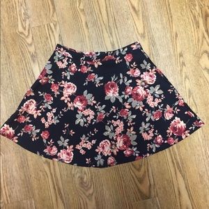 Floral skater skirt size: M