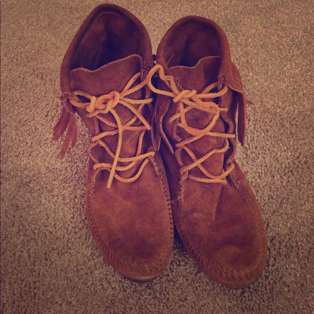 Minnetonka Tramper fringe boot