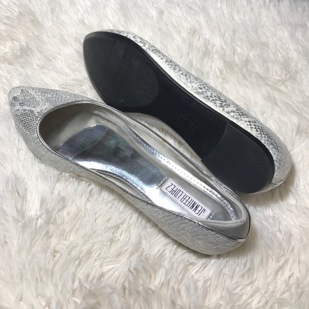 Jennifer Lopez Metallic Pointed Toe Flats 🦁