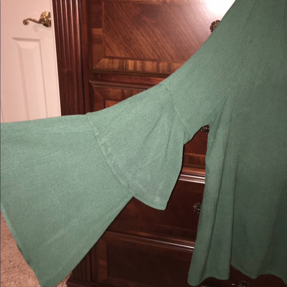 Woman's Top - Picture 2 of 3