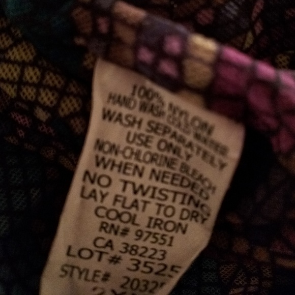 Colorful sleeveless top with bow at neck or V neck - Picture 4 of 4