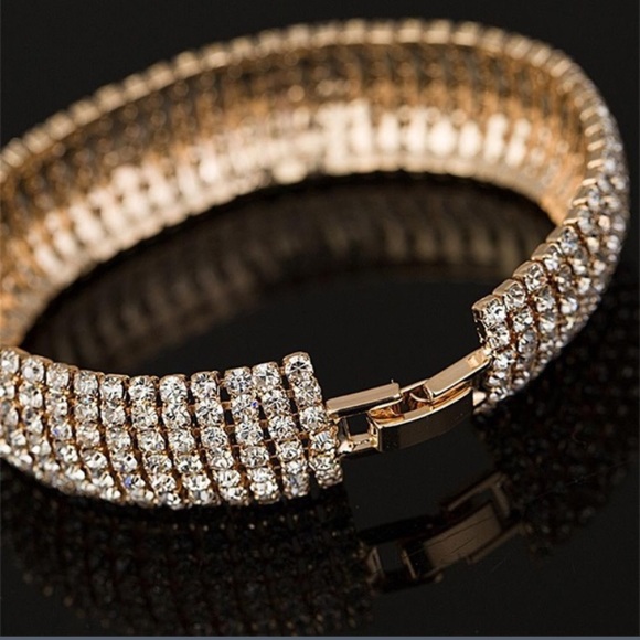Elegant Rhinestone Clasp Bracelet - Picture 3 of 6