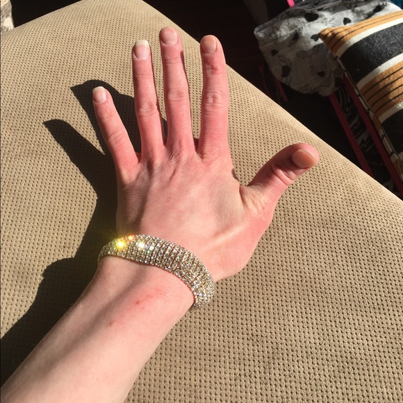 Elegant Rhinestone Clasp Bracelet - Picture 5 of 6