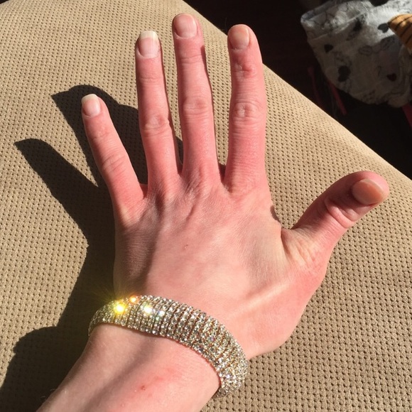 Elegant Rhinestone Clasp Bracelet - Picture 2 of 6