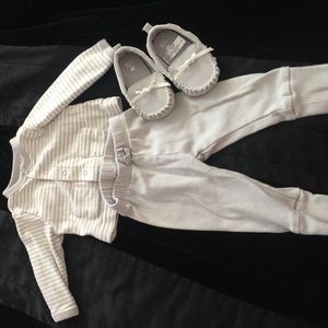 Gray 0-3 months outfit. Size 1 shoes.
