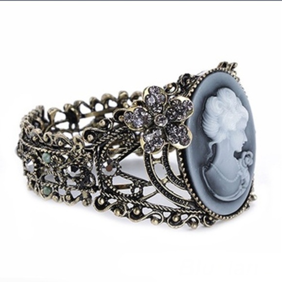 Victorian Bracelet w/ Purple or Black Flower - Picture 4 of 4