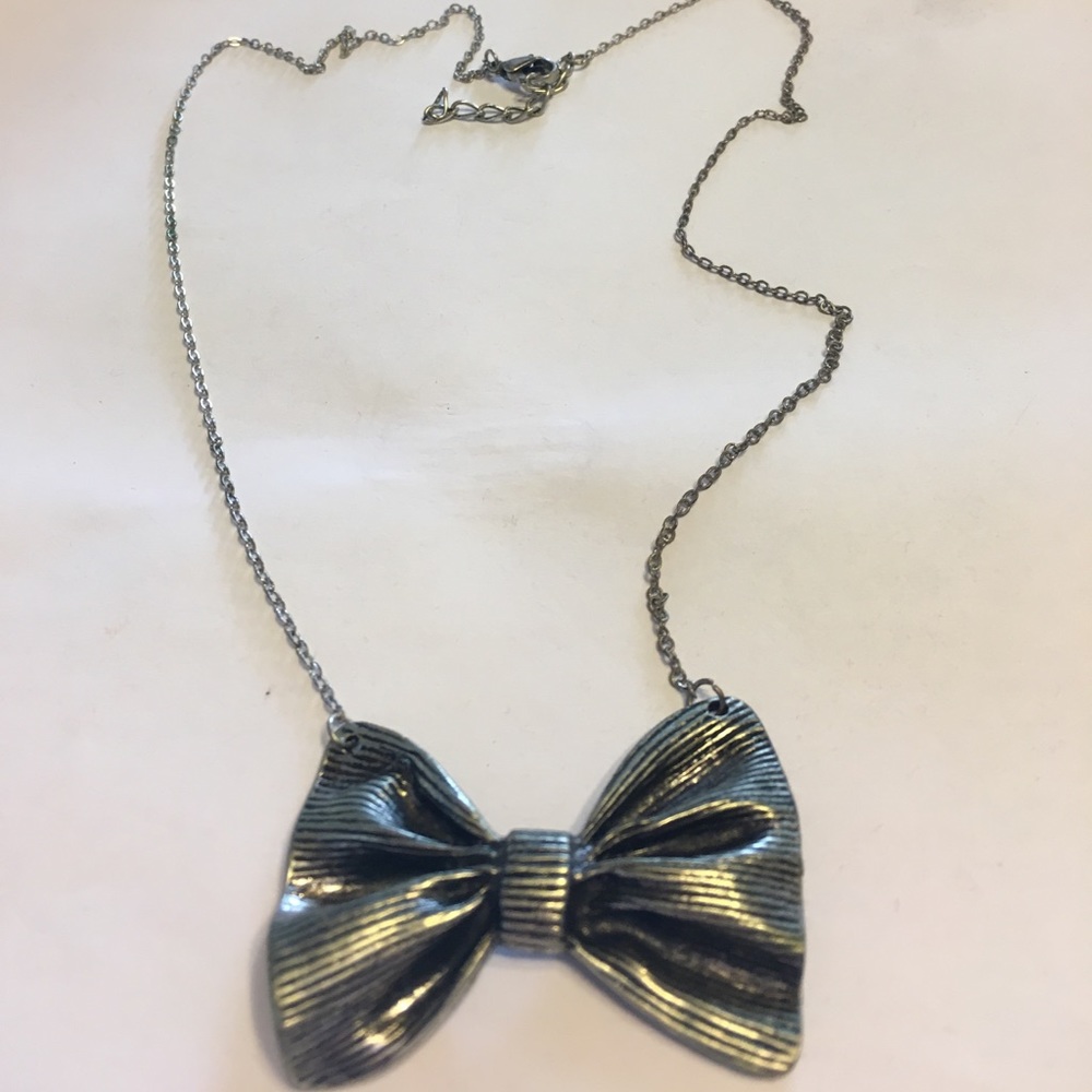 Cute bow necklace! 🎀