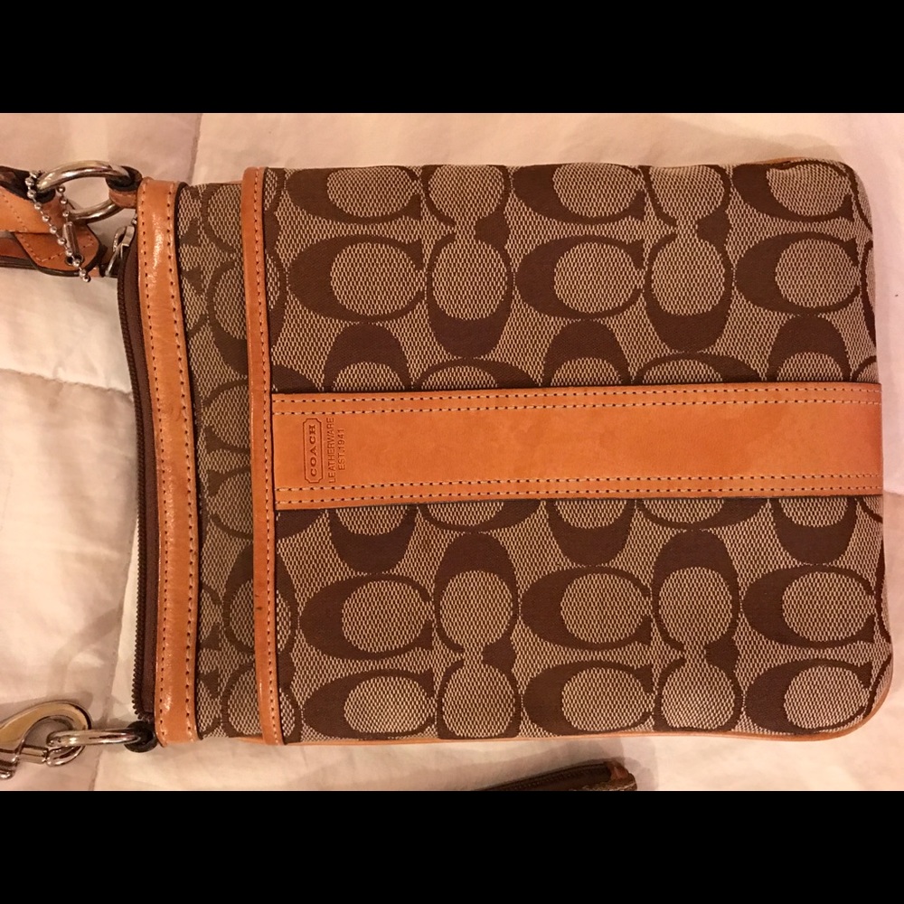 AUTHENTIC Coach signature swingpack w wristlet.