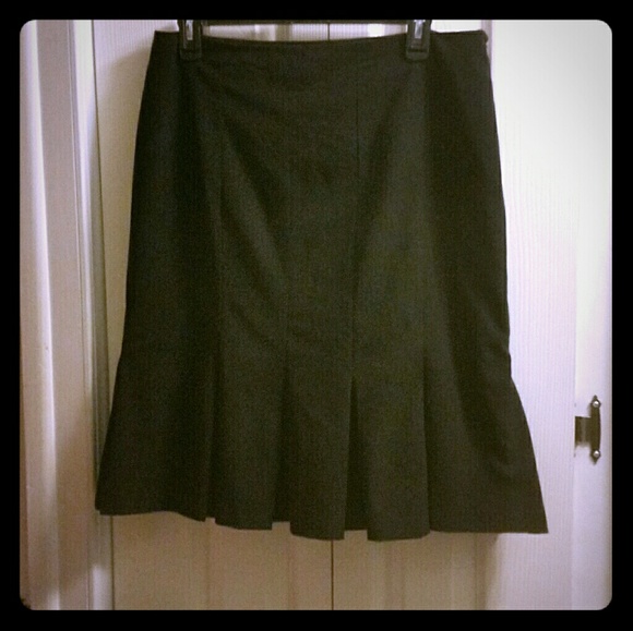 Black skirt with flair sz 8. - Picture 1 of 3