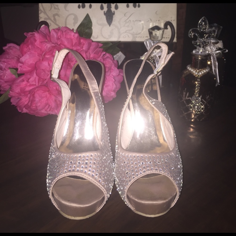 Gorgeous slingback heels!