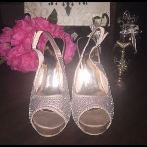 Gorgeous slingback heels!