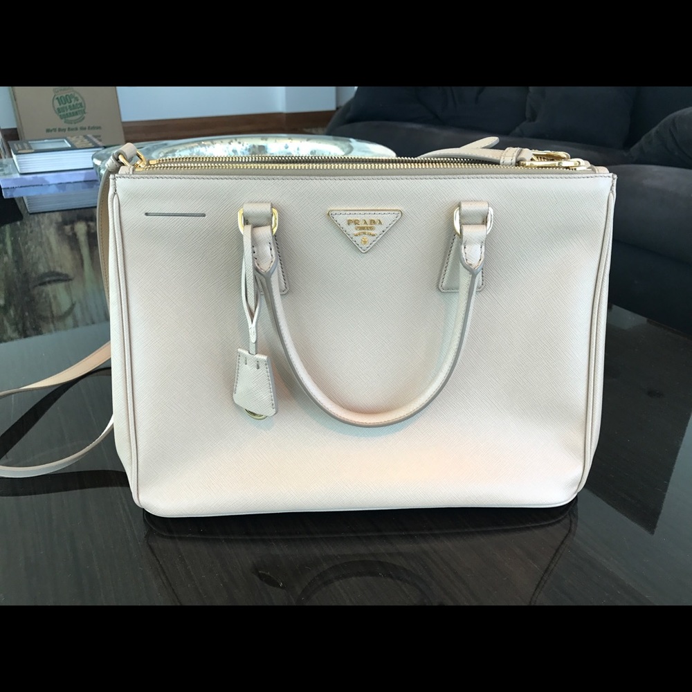Prada beige Saffiano bag. Size 30cm