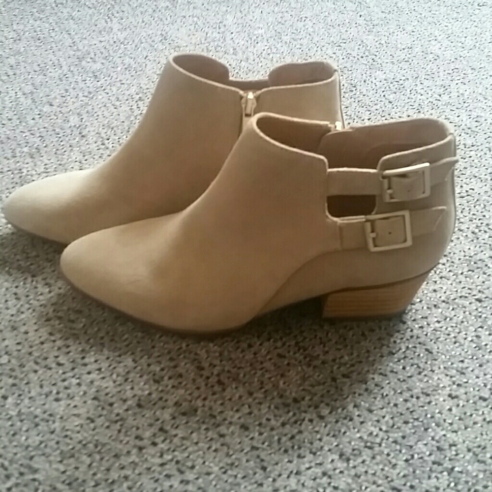 NWOT Clarks Suede Ankle Boots 9.0 (8.5)