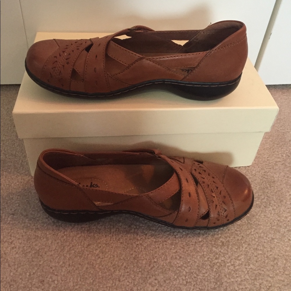 Barely worn brown leather Clarks with buckle