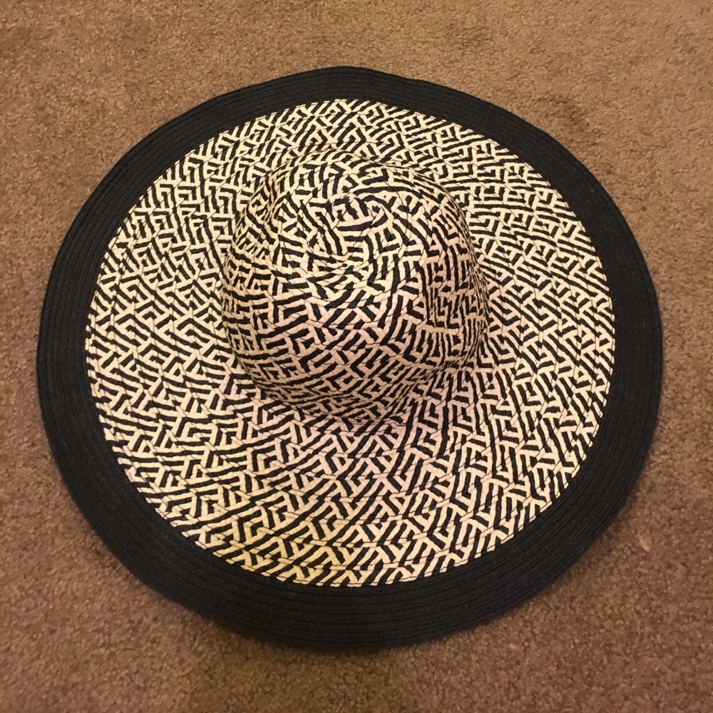 Black and cream wide brim beach hat 🌊