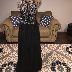 Women's 8 Black Lace Keyhole Halter Prom Dress