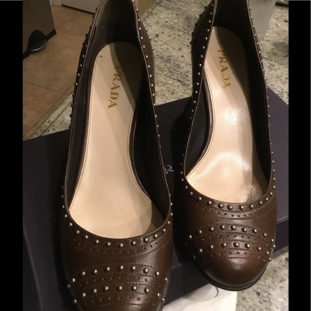 SALE!!! Beautiful Prada brown with gold shoe