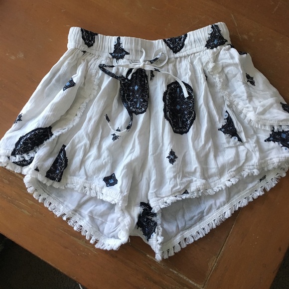 Lulus Pants - Pattern print drawstring shorts