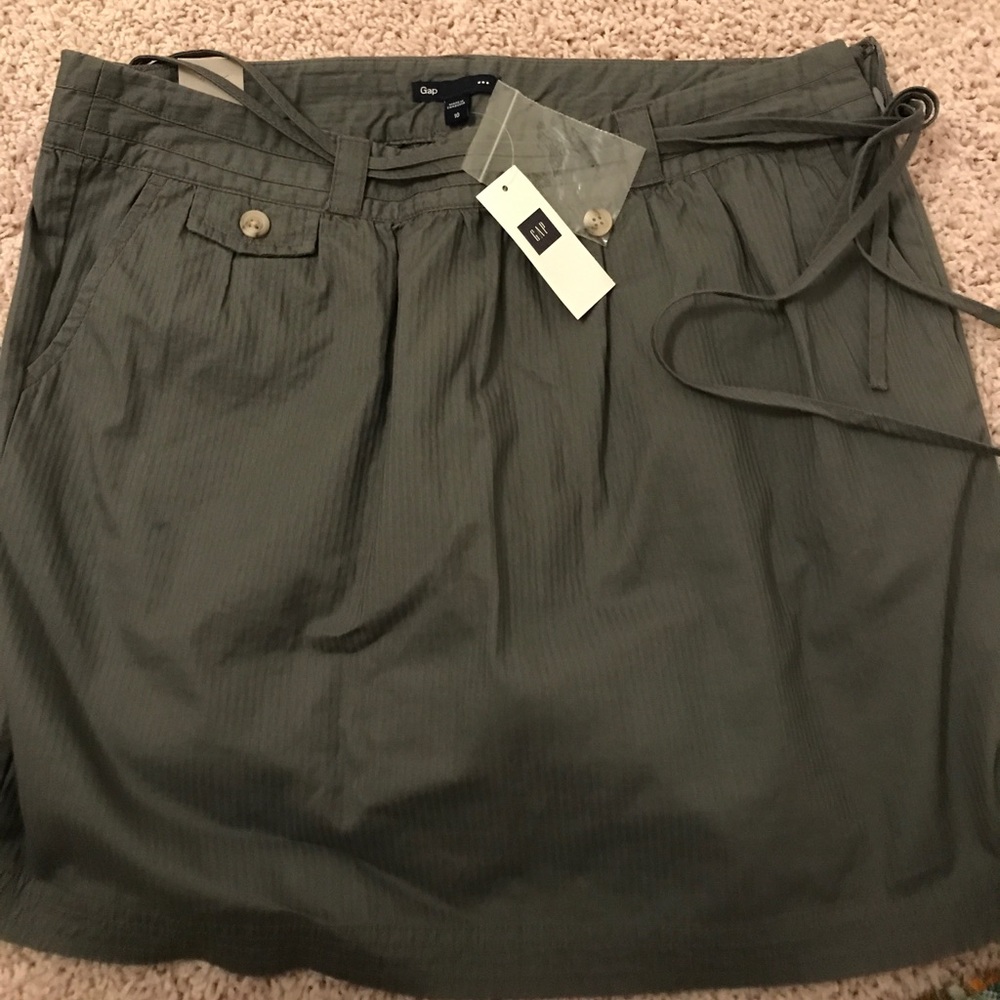 Gap NWT skirt with tie on side