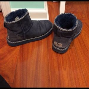 SALE NAVY UGGS WITH WHITE DETAILS!!! MAKEANYOFFER!