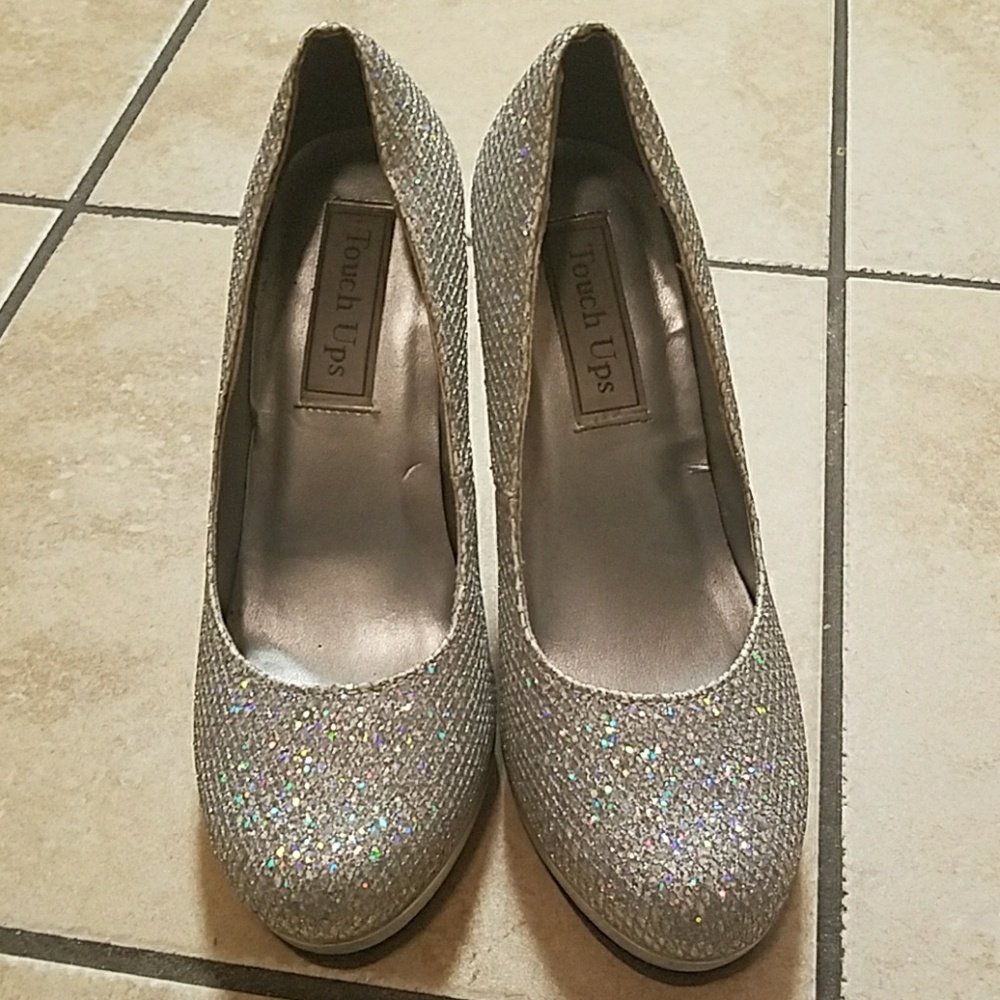 Touch ups silver pumps