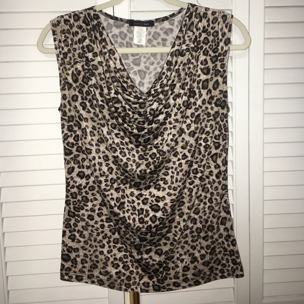 Leopard print scoop neck blouse. Size: Small