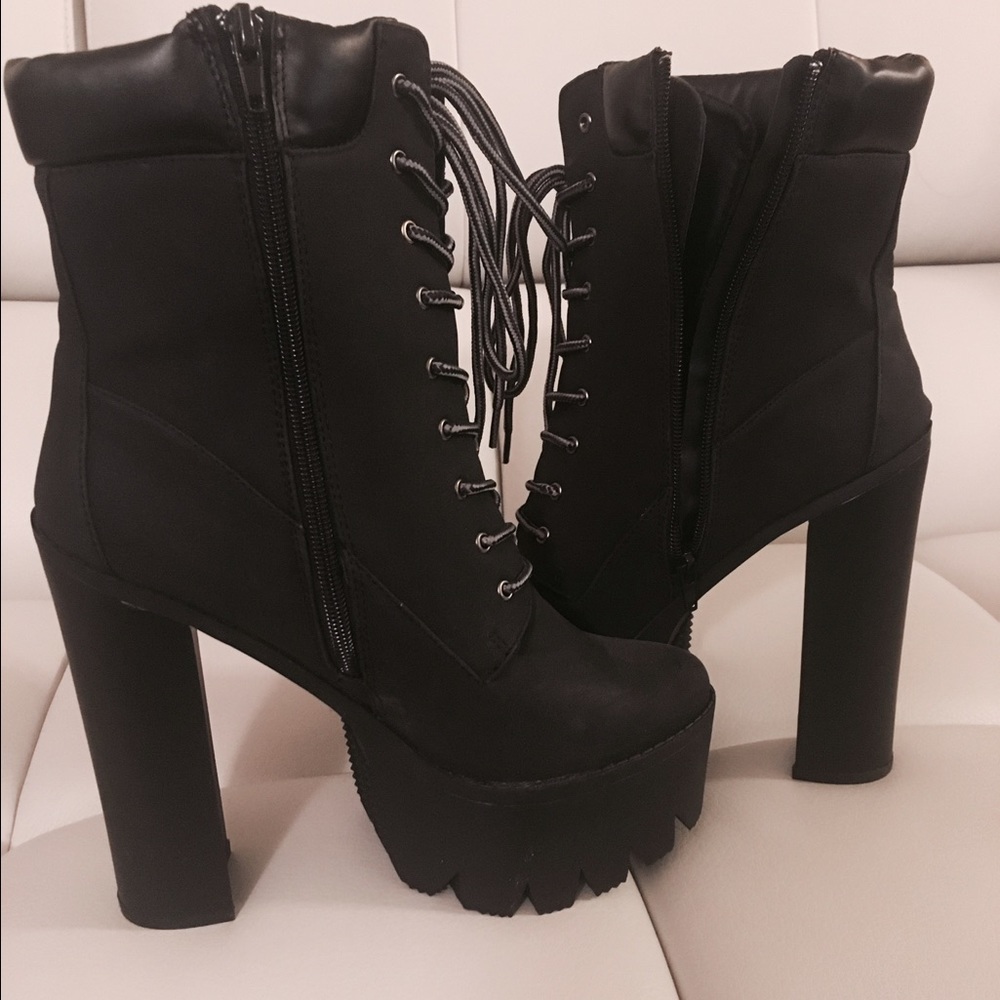 Lace up Black platform boots w/ zipper