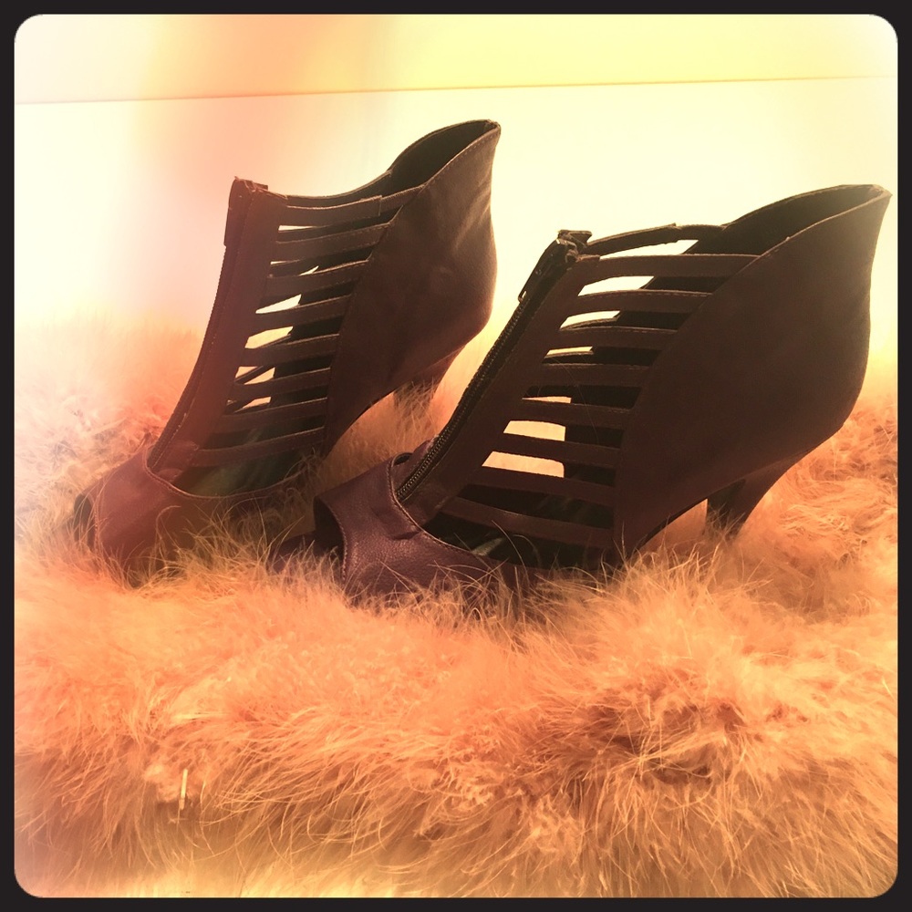 Baby girl size 9m purple heels with front zipper.