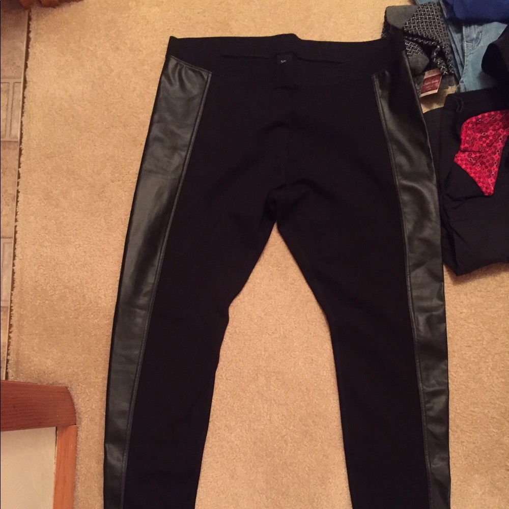 Hue black faux leather sided leggings.