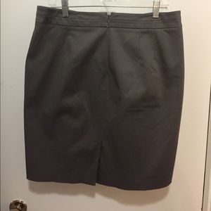Gray LOFT skirt with pockets. Perfect for work.