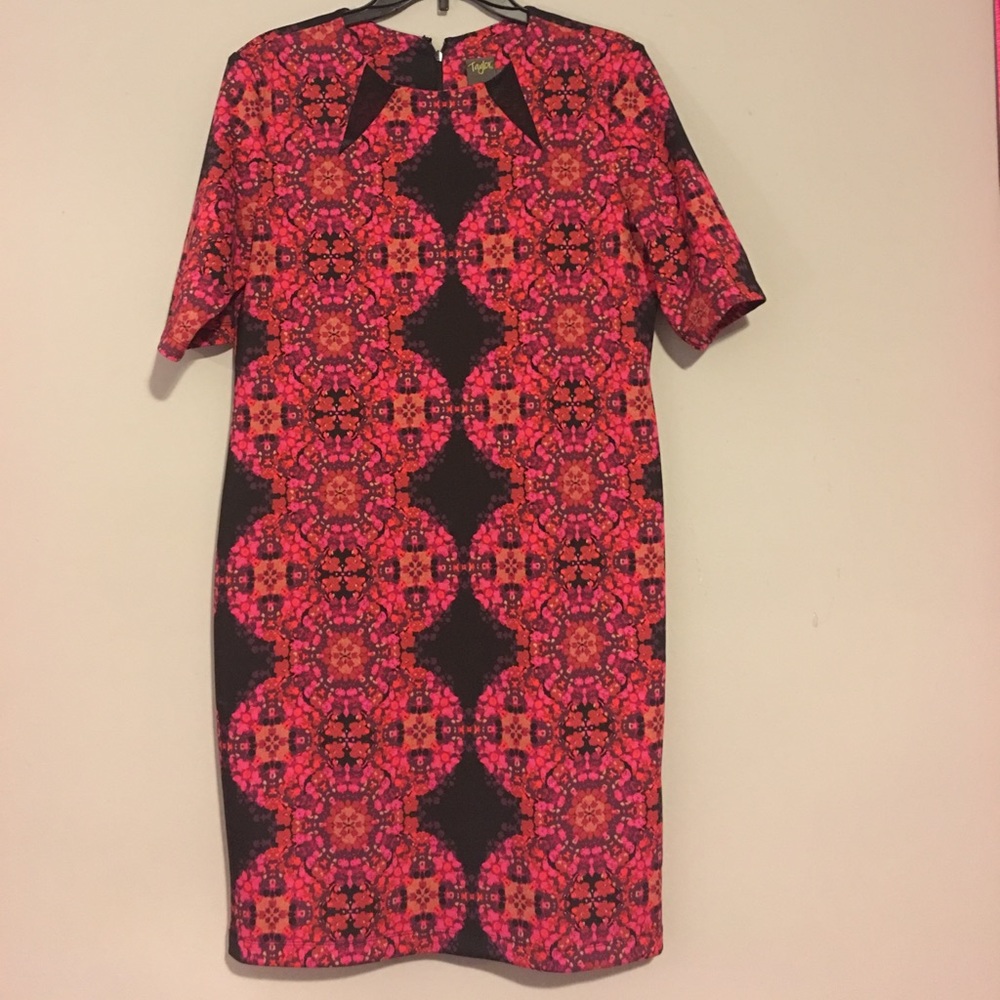 Lovely sheath dress!