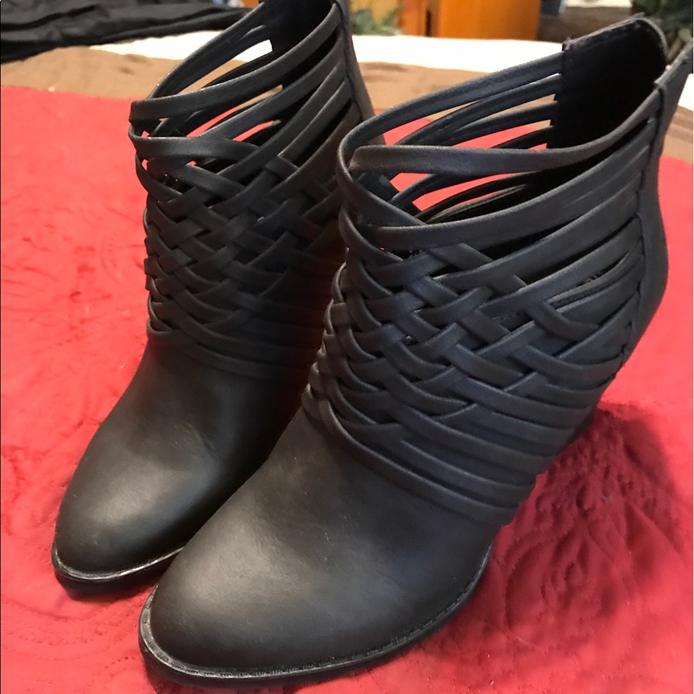 Like new! Black ankle boots