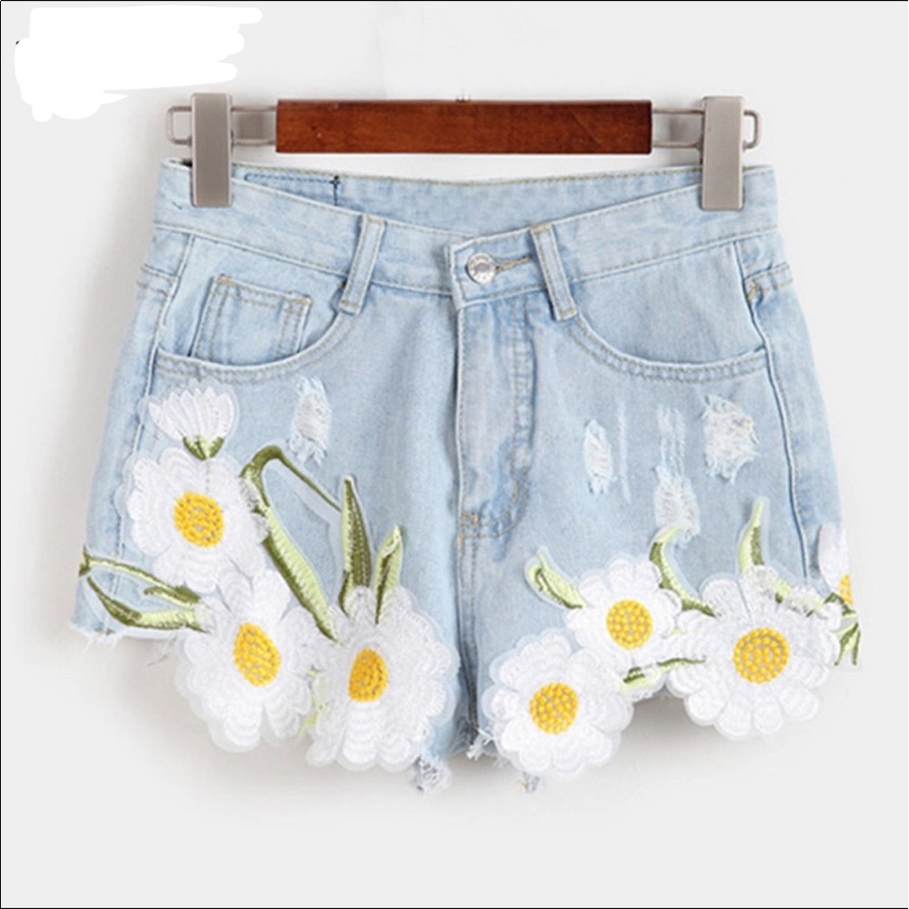 🌼Just In🌼Daisy in Vintage Jean Shorts - Picture 3 of 6