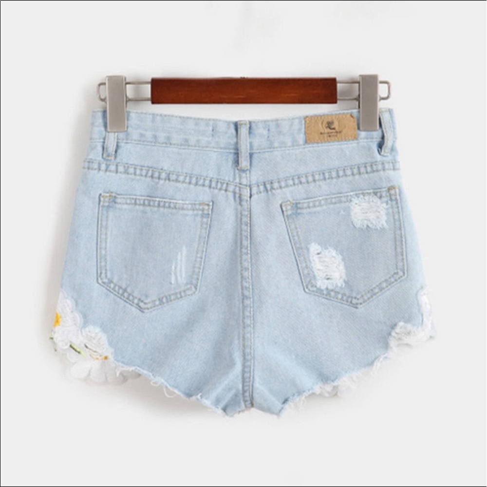🌼Just In🌼Daisy in Vintage Jean Shorts - Picture 4 of 6