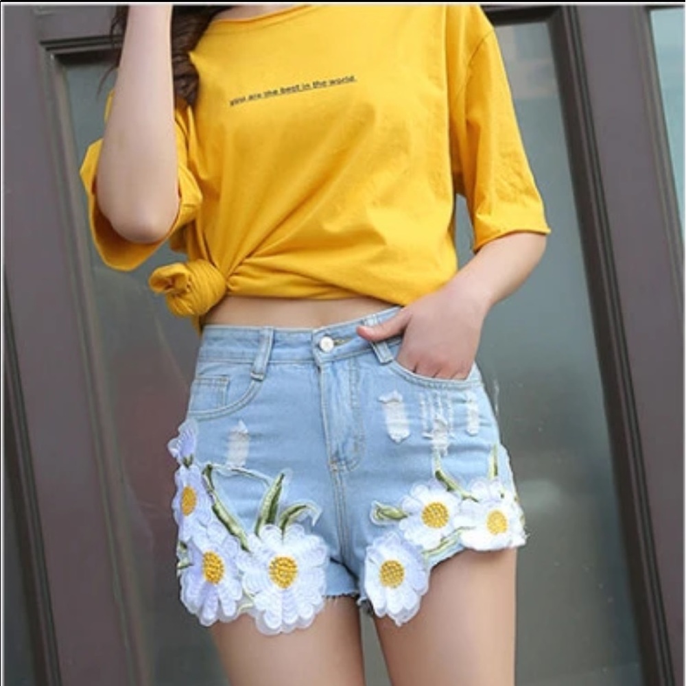 🌼Just In🌼Daisy in Vintage Jean Shorts - Picture 6 of 6
