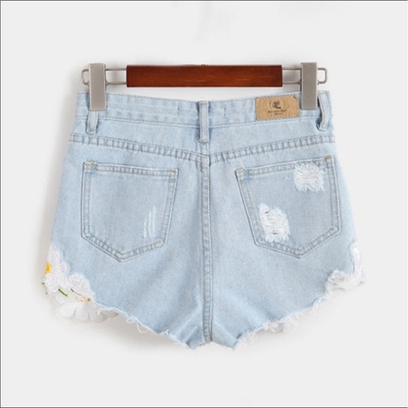 🌼Just In🌼Daisy in Vintage Jean Shorts - Picture 4 of 6