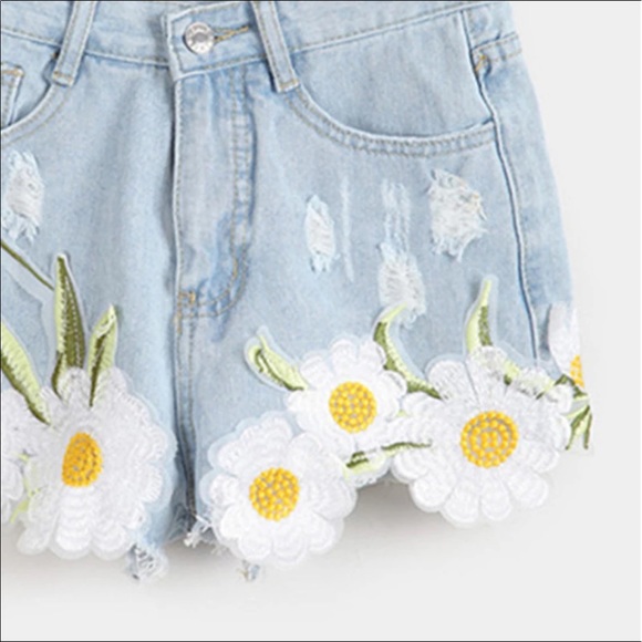 🌼Just In🌼Daisy in Vintage Jean Shorts - Picture 5 of 6