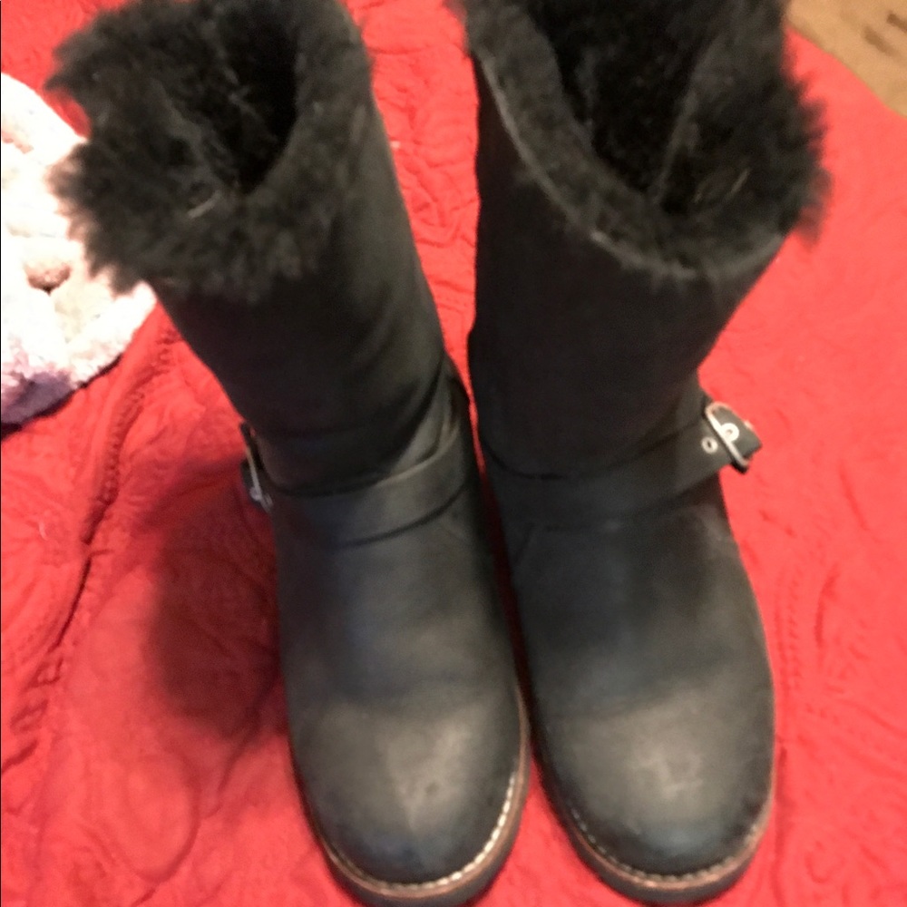 Size 7 Uggs - image 1