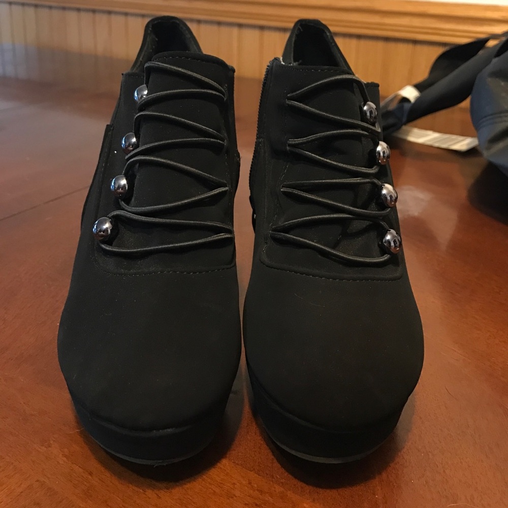 Super cute simple black wedges