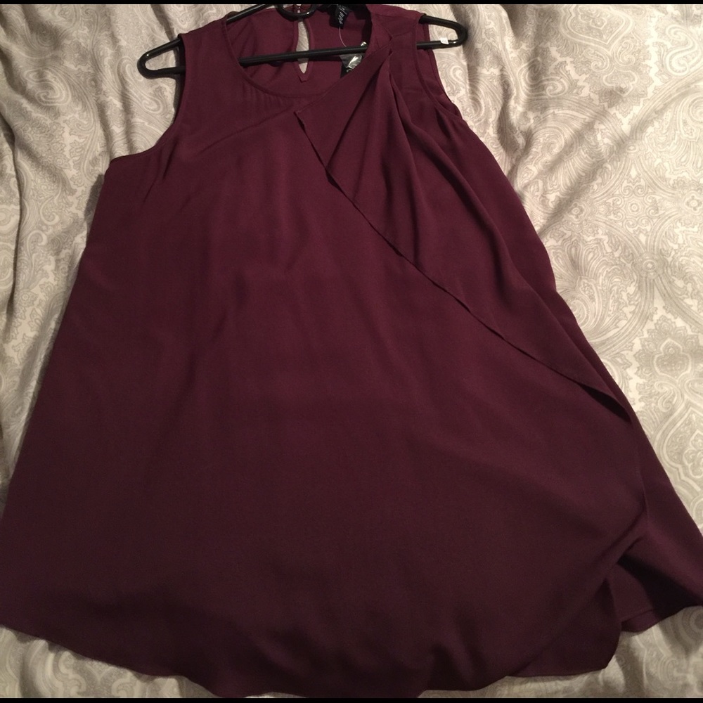 NWT flowy White House | Black Market top 100% poly