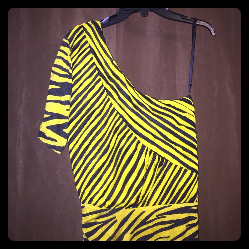 One-shoulder zebra stripe fitted Bebe dress