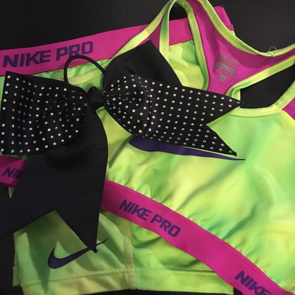 NIKE Y. MEDIUM SPANDEX & Y. XL SPORTS BRA W/A BOW