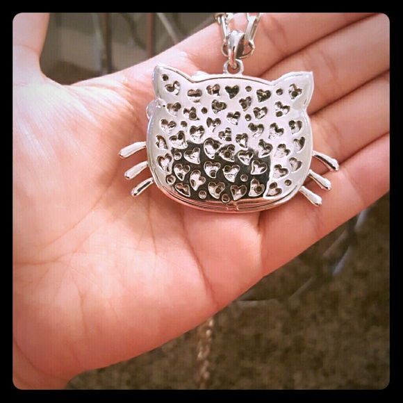 Large Hello Kitty Necklace! - Picture 4 of 4