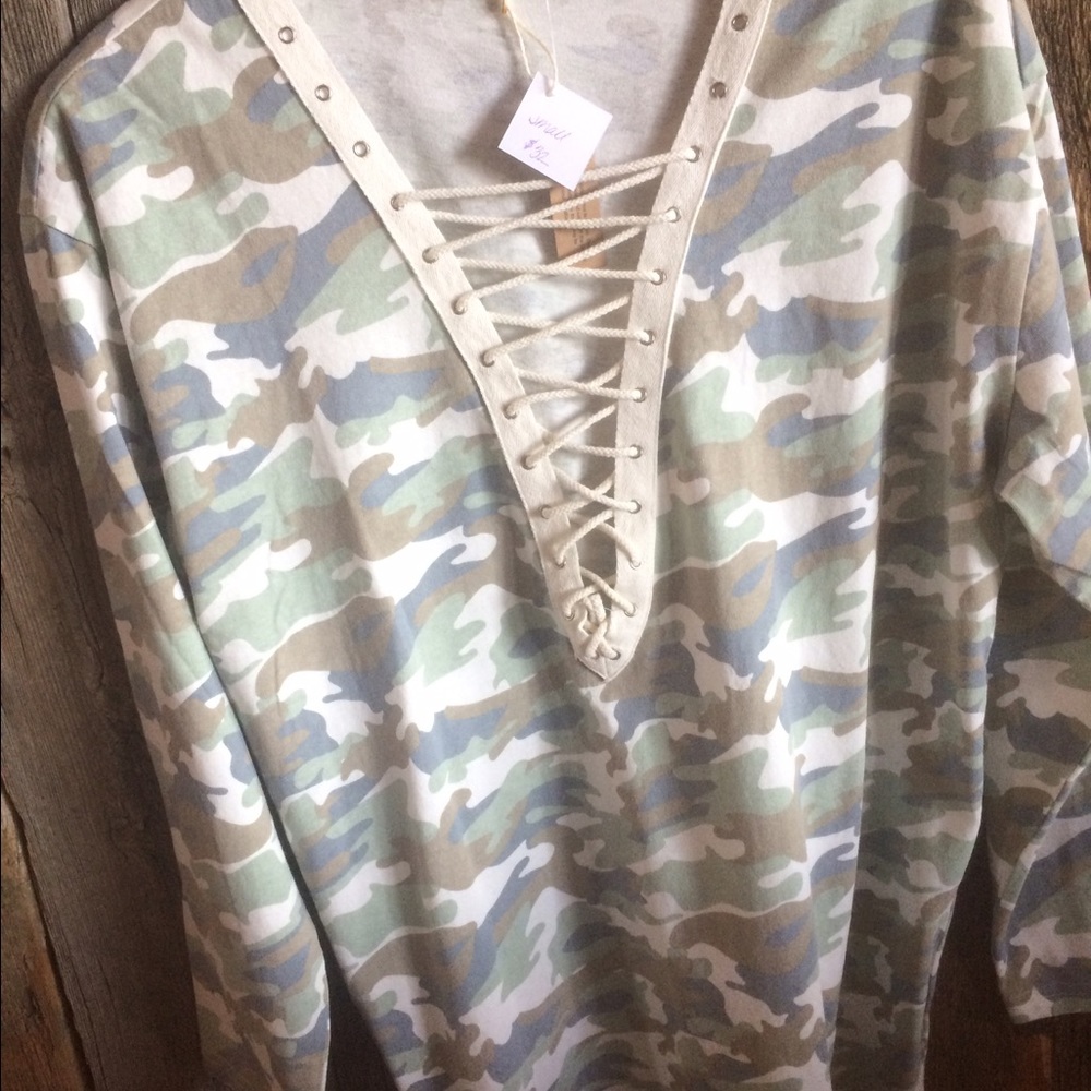 Camo light weight sweatshirt with lacing
