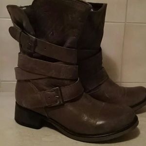 7.5 Steve Madden distressed leather taupe boot