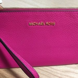 EUC MICHAEL KORS Large Leather Wristlet