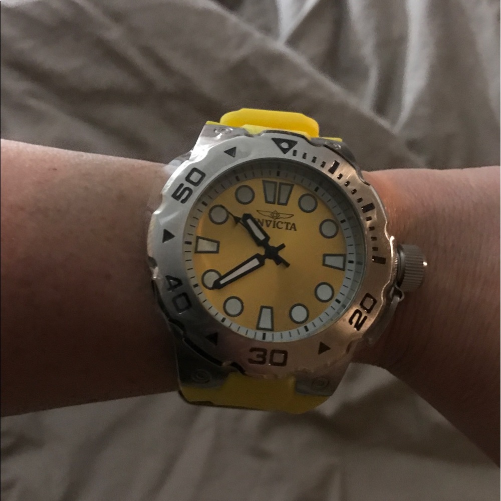 More pictures Yellow Invicta Signature watch