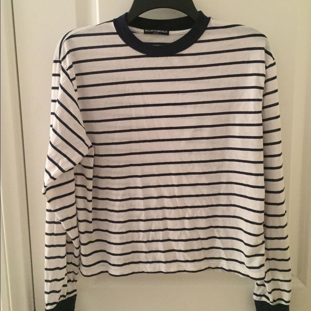 Long sleeve crop top.