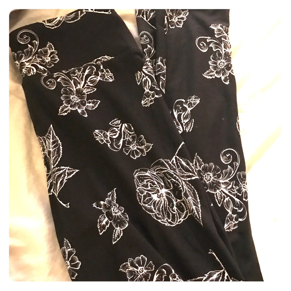 💕Lularoe OS leggings black and white floral💕