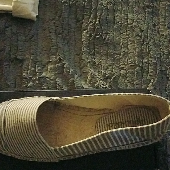 Shoes - Picture 3 of 4